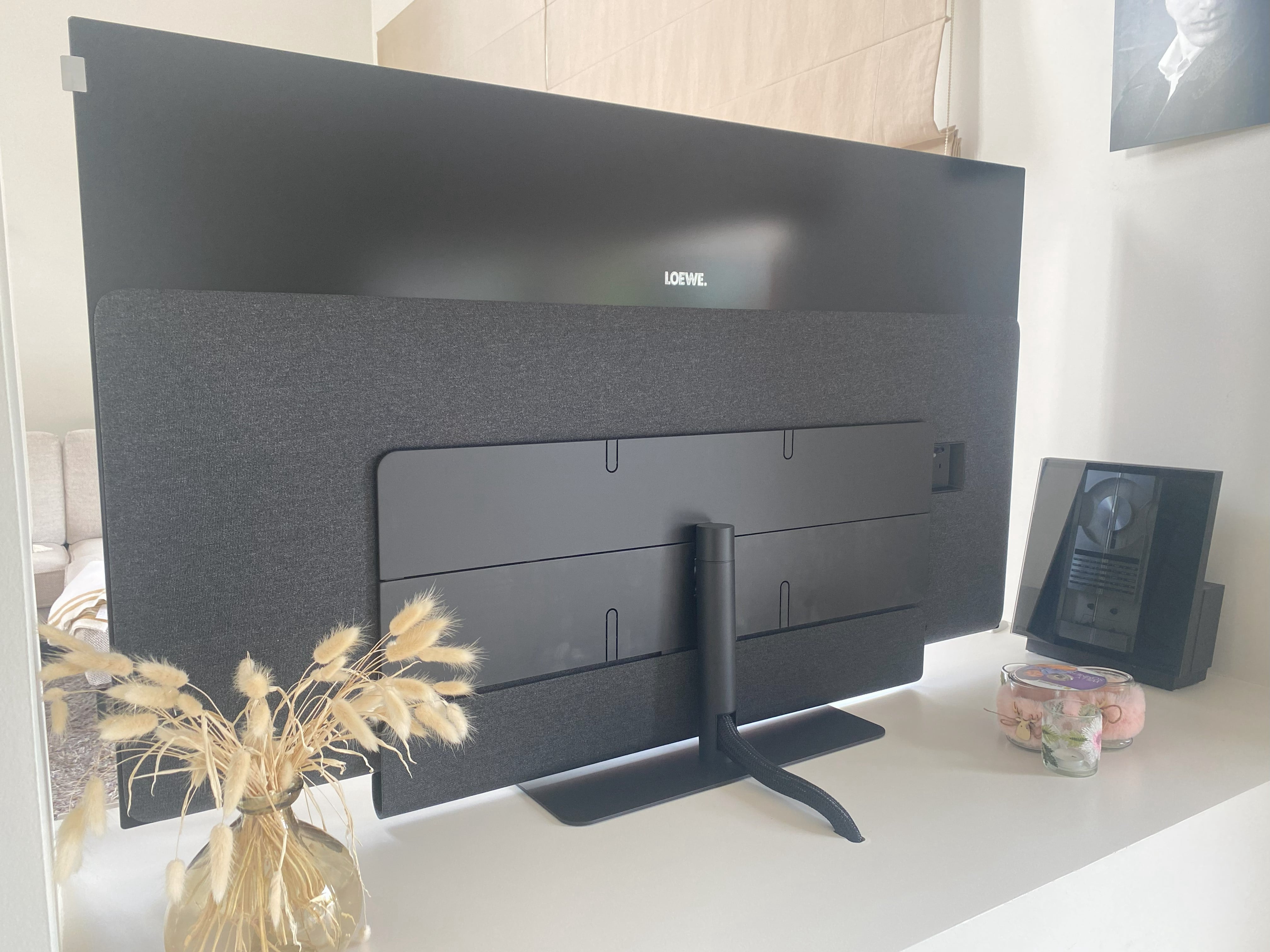 Loewe Inspire 65 Set back